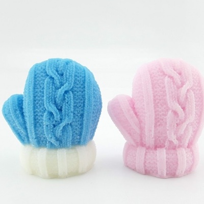 Dois pares de luvas de bebê azuis e rosas em malha com padrão de trança.