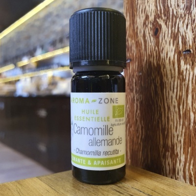 Frasco de óleo essencial de camomila alemã AROMA-ZONE com etiqueta branca e verde