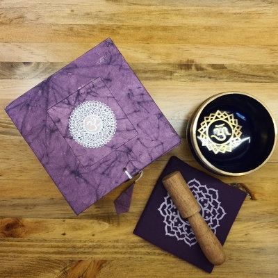 Conjunto de meditação com tigela preta, martelo de madeira, almofada roxa e caixa roxa mandala