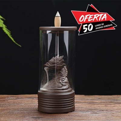 Incensário de vidro e madeira com dragão decorativo e cone de incenso no topo.