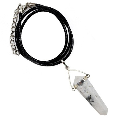 Colar com pendente de cristal branco e cordão preto