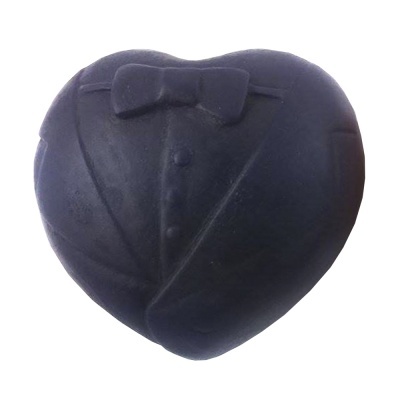 Coração escuro com textura de fato com gravata borboleta