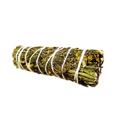 maço de ervas secas verdes amarrado com cordas brancas