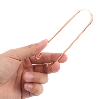 Clip de papel metálico cobre na mão