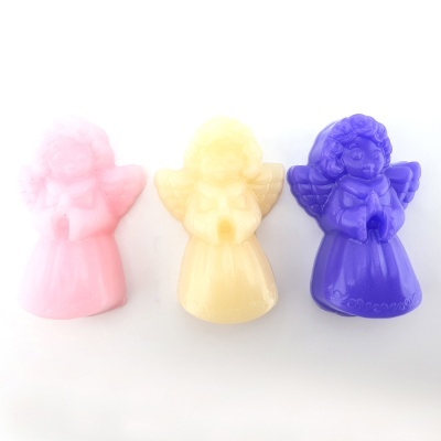 Três anjos decorativos de resina em rosa, amarelo e roxo num fundo branco