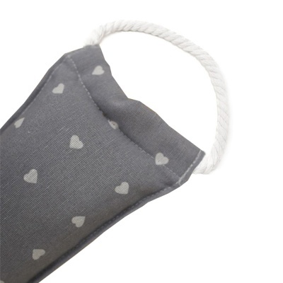 Máscara facial cinza com corações brancos e alças brancas