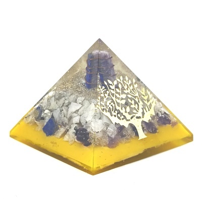 Pirâmide decorativa com pedras coloridas e árvore metálica