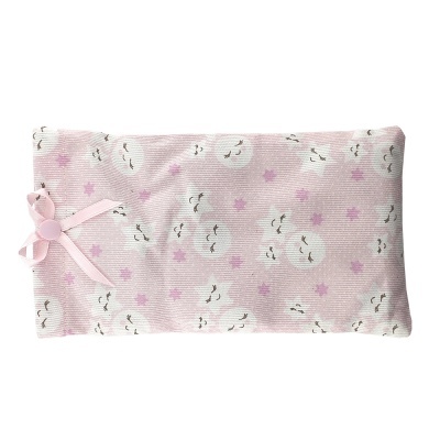 Almofada retangular rosa com padrão de nuvens e estrelas e laço rosa