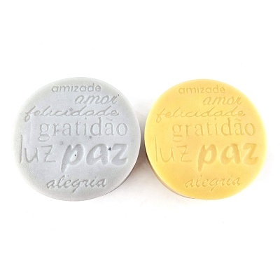 Dois sabões redondos com palavras em relevo