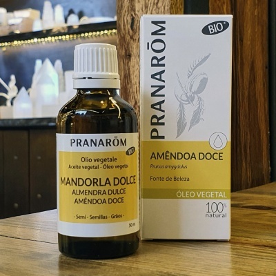 Frasco de óleo vegetal Mandorla Dolce e caixa Pranarôm Amêndoa Doce em madeira