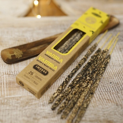 Incensos artesanais Vanilla Smudge Sticks em caixa de cartão castanho e amarelo com janela