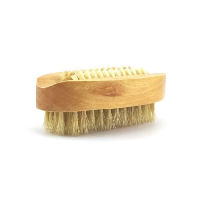 Escova de unhas com cabo de madeira e cerdas claras