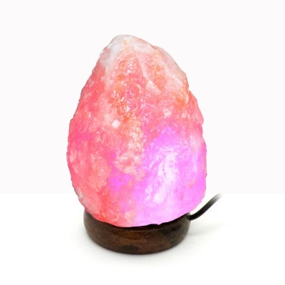 Lâmpada de sal rosa iluminada com base de madeira