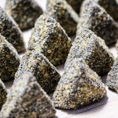 Triângulos cinzentos e pretos texturizados em superfície clara