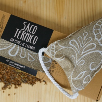 Saco térmico bege com padrão floral branco e embalagem de cartão castanho