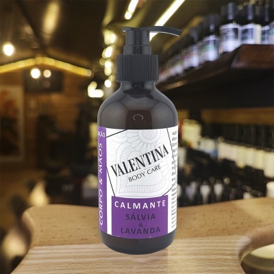 Frasco de loção corporal Valentina Body Care calmante sálvia e lavanda