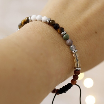 Pulseira de contas coloridas em pulso com fecho ajustável