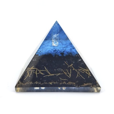 Pirâmide decorativa azul, preta e dourada em resina