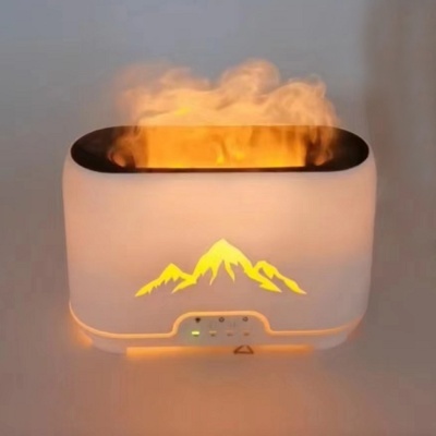 Humidificador branco com luz amarela em forma de montanha e vapor saindo