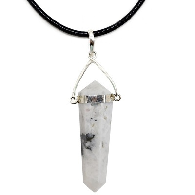 Colar com pendente de pedra branca pontiaguda e cordão preto