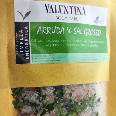 Embalagem amarela com rótulo verde e branco de sal grosso com ervas