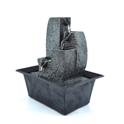 Fonte decorativa preta com três níveis e queda de água em bacia retangular.