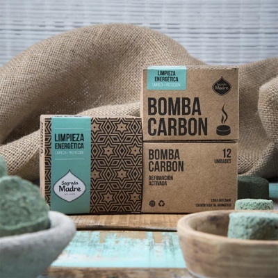 Embalagens de BOMBA CARBON para limpeza energética e defumação com pastilhas verdes ao lado.