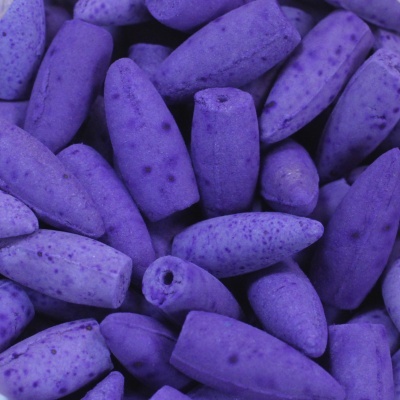 Contas alongadas roxas com textura pontilhada e orifício central