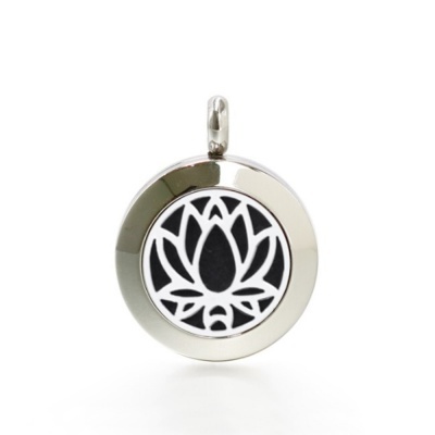 Pingente redondo metálico prateado com desenho de flor de lótus em negro e branco