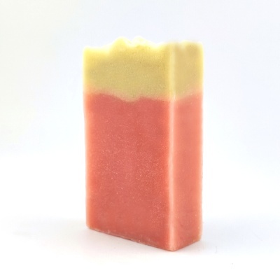 Sabão em barra bicolor amarelo e rosa sobre fundo branco