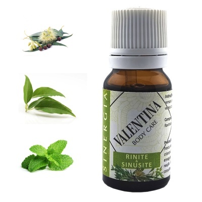 Frasco de óleo essencial Valentina Body Care para rinite e sinusite ao lado de plantas aromáticas