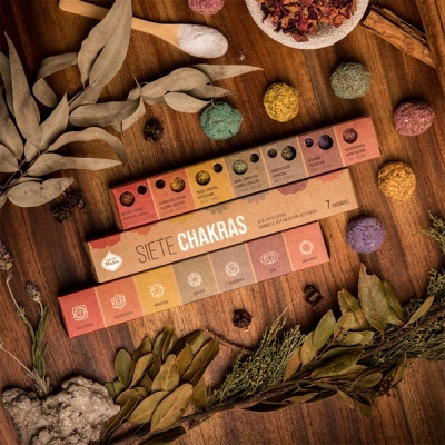 Set de incensos naturais para os sete chakras com elementos naturais ao redor