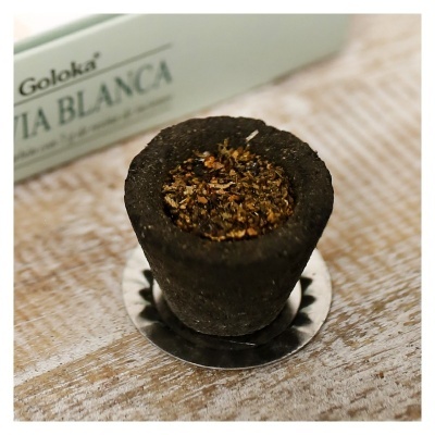 Recipiente preto com ervas secas e caixa branca Goloka PATRIA BLANCA