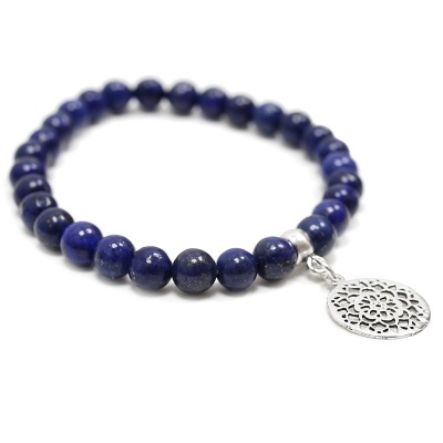 Pulseira de contas azuis com pendente prateado em fundo branco