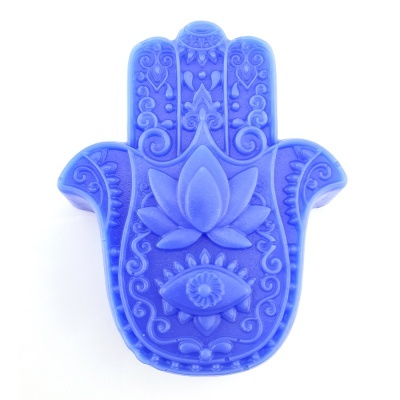 Sabonete azul decorativo em forma de mão com relevo de olho e flor de lótus