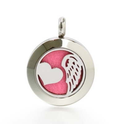 Medalhão redondo prateado com decoração de asa e coração interiores em rosa.