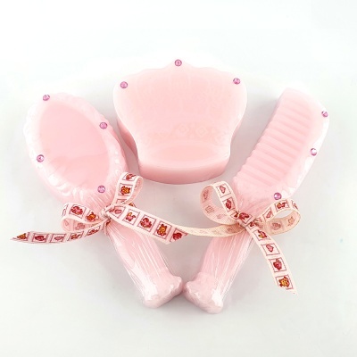 Conjunto de utensílios de higiene pessoal rosa com fita decorativa e strass