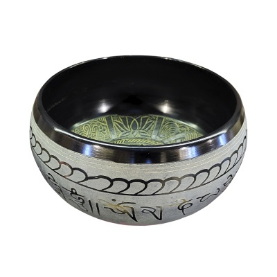 Tigela metálica decorada com símbolos e padrões em fundo prateado