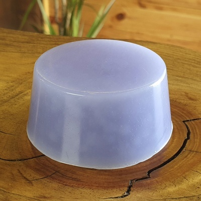 Sabonete lavanda translúcido sobre madeira clara com nó