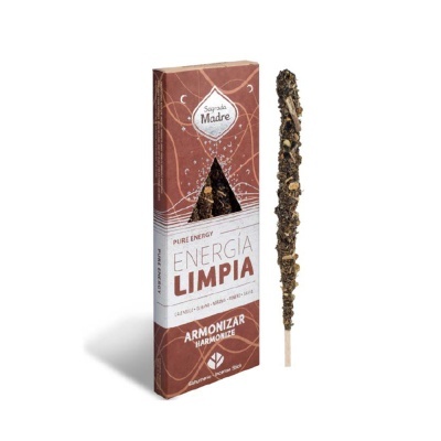 Embalagem de produto castanha e branca com texto e um incenso coberto por ervas secas ao lado