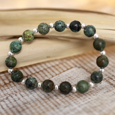 Pulseira elástica de contas verdes e pretas com esferas prateadas