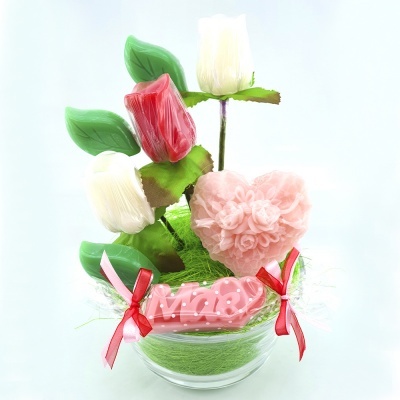 Arranjo decorativo com flores de tecido, coração rosa e base de vidro