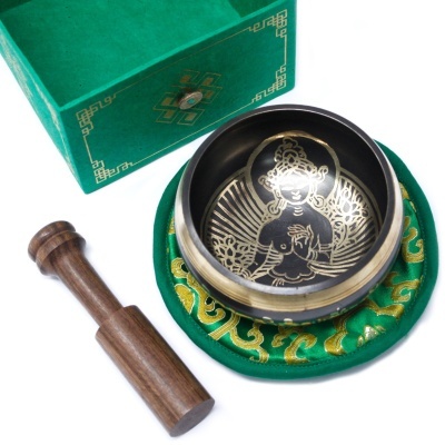 Taça tibetana preta com figura budista dourada, almofada verde bordada, bastão de madeira e caixa verde decorativa