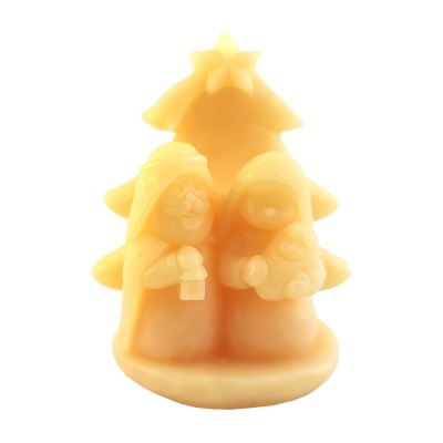 Vela decorativa amarela em forma de árvore de Natal com personagens