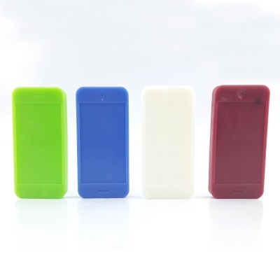 Quatro caixas retangulares coloridas em verde, azul, branco e vermelho sobre fundo branco