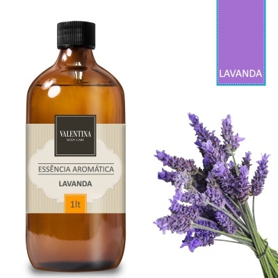 Frasco de essência aromática de lavanda em vidro âmbar com rótulo e ramo de lavanda