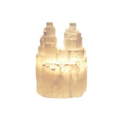 Luminária decorativa de cristal translúcido branco em forma de torre com textura estriada