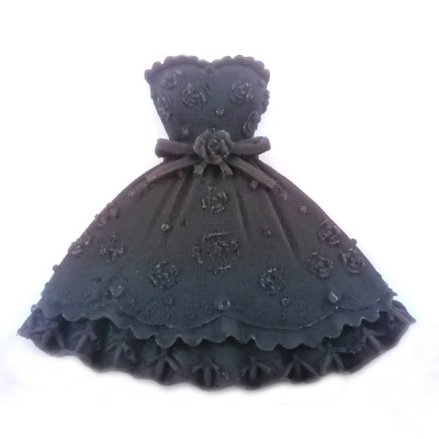 Vestido preto com padrão floral em relevo e laço