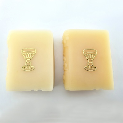 Dois sabonetes retangulares creme com taça dourada estampada