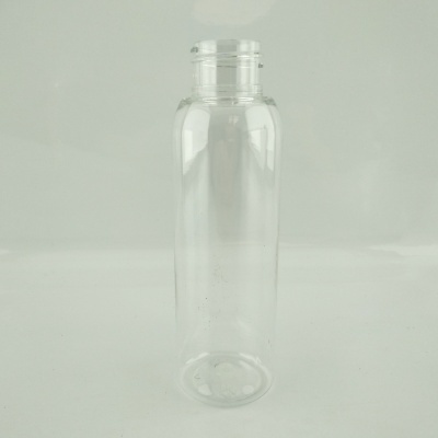 Garrafa plástica transparente com tampa de rosca sobre fundo branco